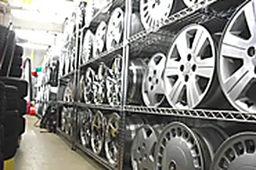 ホイールがずらりと並ぶ店内の壁面