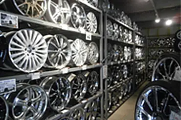 中古ホイールの陳列棚